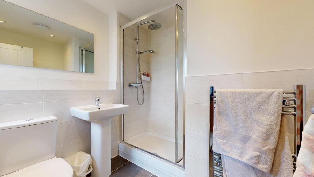 EN SUITE SHOWER ROOM
