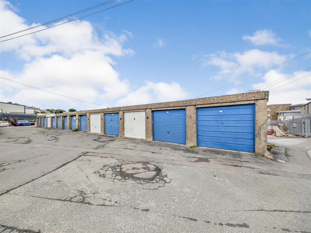 3 GARAGES | DARTMOUTH
