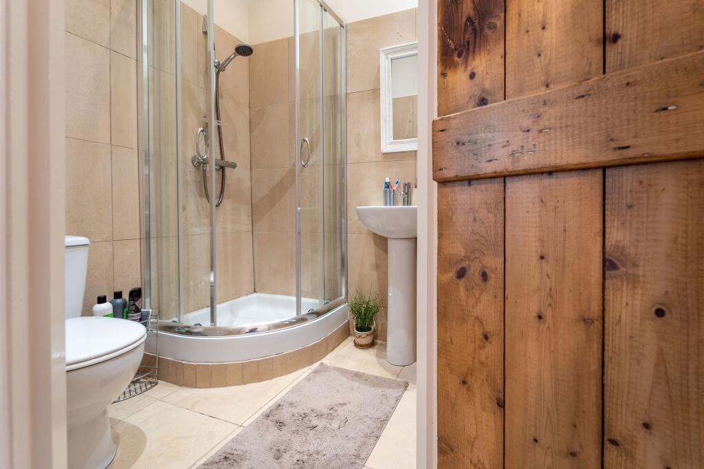 En Suite to Bedroom 4