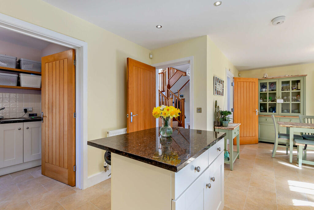 8641652-interior1...