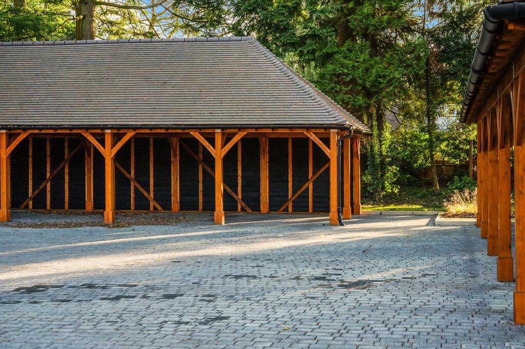 DE CLARE COURT EXTERNALS  (11).jpg