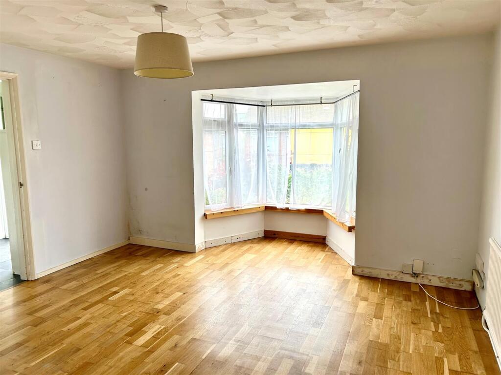 Chichester Close 3 Lounge.jpg