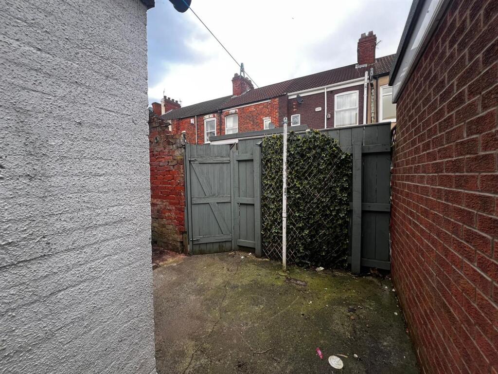 78SS - Rear Yard.jpg