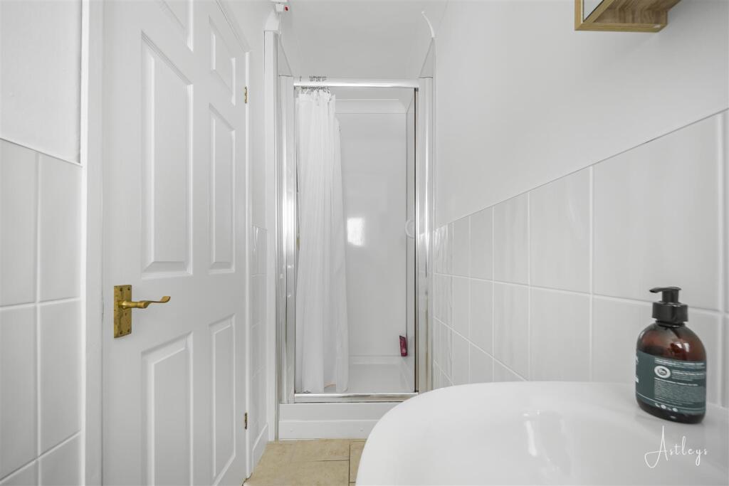 Master Bedroom -En-Suite Shower Room