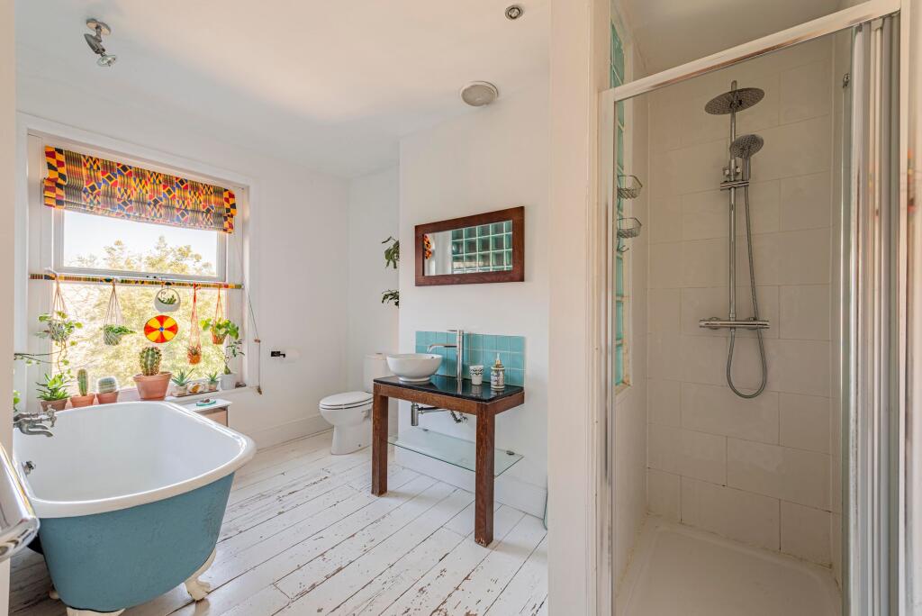 Bathroom Shower W.C (1)