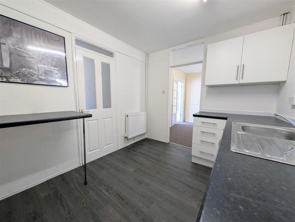 kitchen 2.jpg