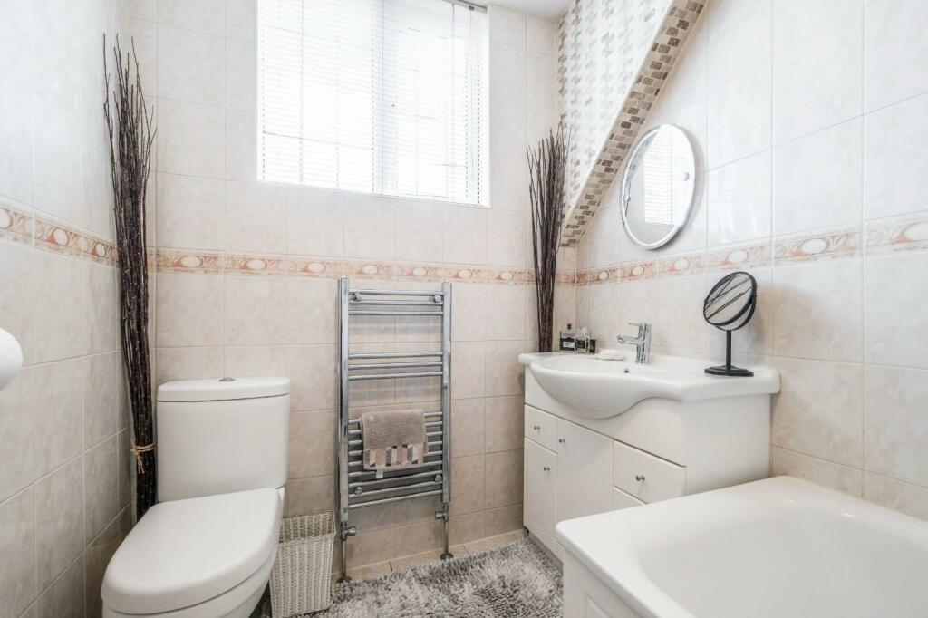 1st floor bathroom window end.jpg