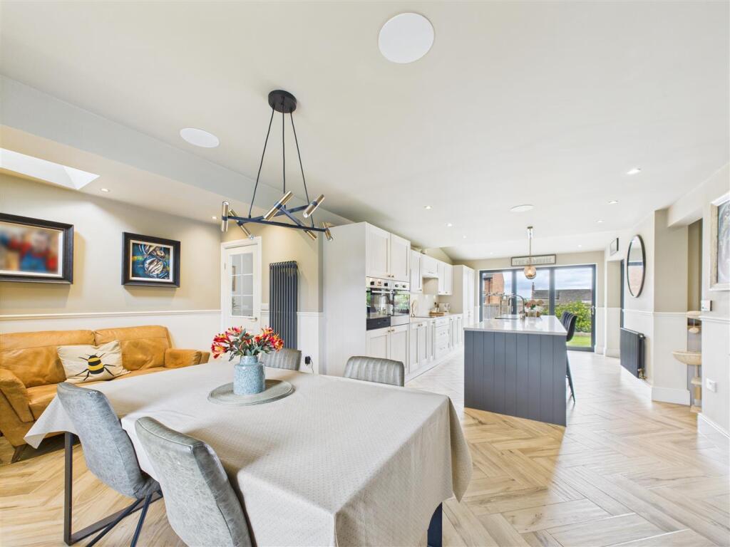 KITCHEN/DINING ROOM