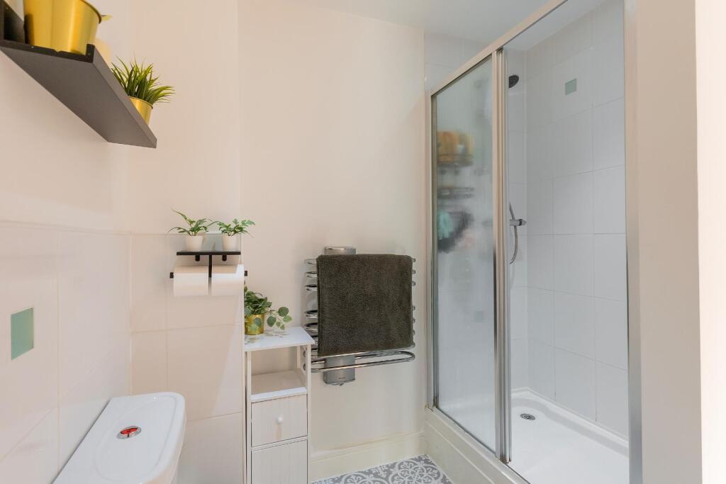 0G4ARD - Ensuite A.jpg