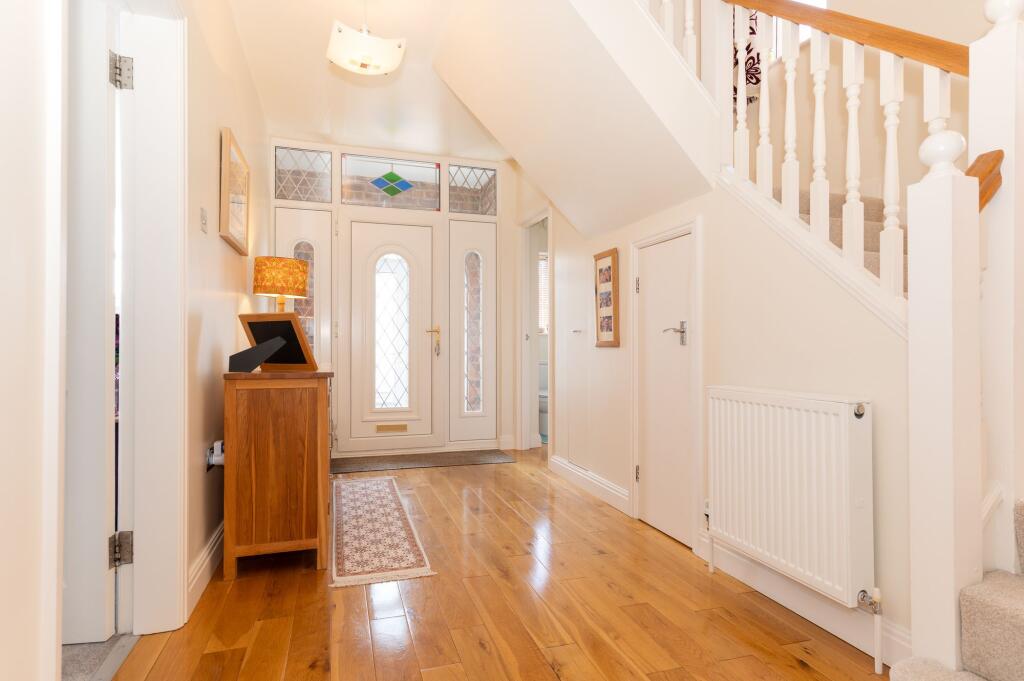 LIGHT AND SPACIOUS ENTRANCE HALLWAY