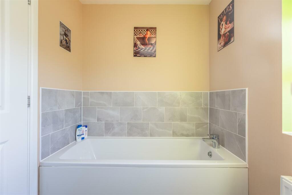 Derwent Road 85 Bathroom-2.jpg