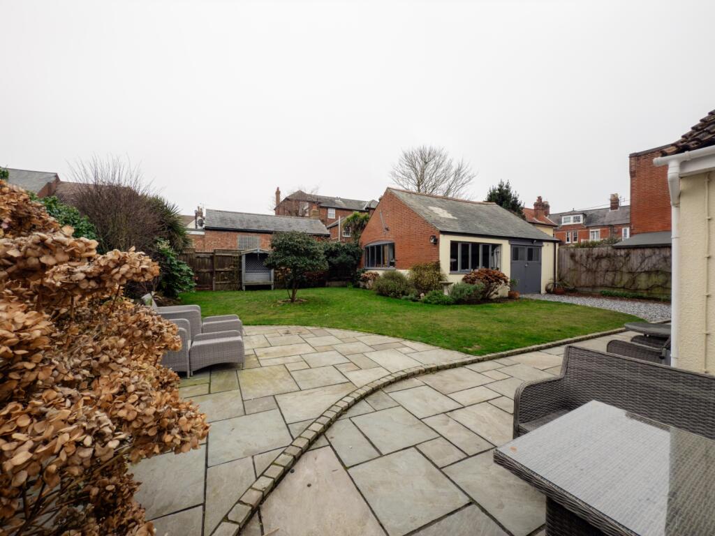 20250117111103 - IMG_2865 - 60 brook lane, IP11 7L