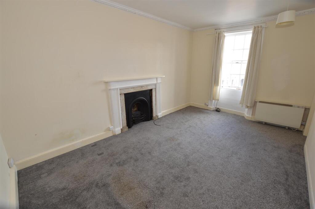 flat 1 37 market place (2).JPG