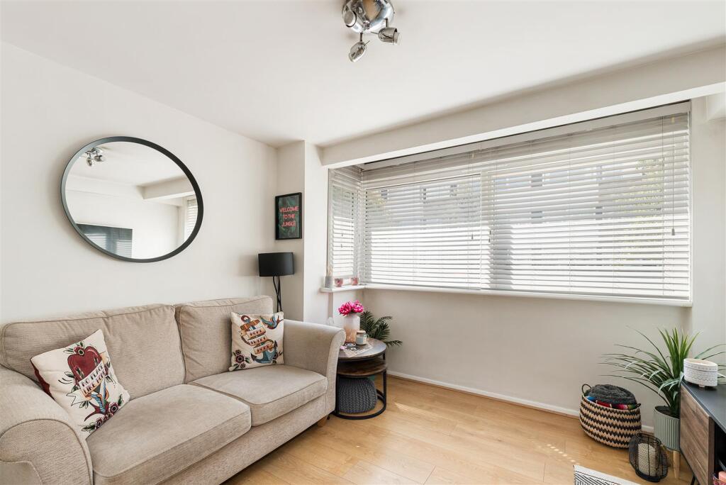 Queenswood Gardens E11