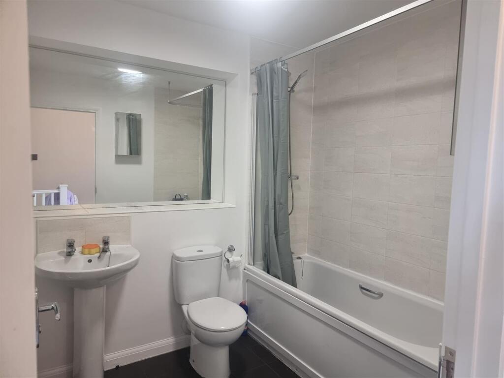 52 Bownham Mead bathroom.jpg