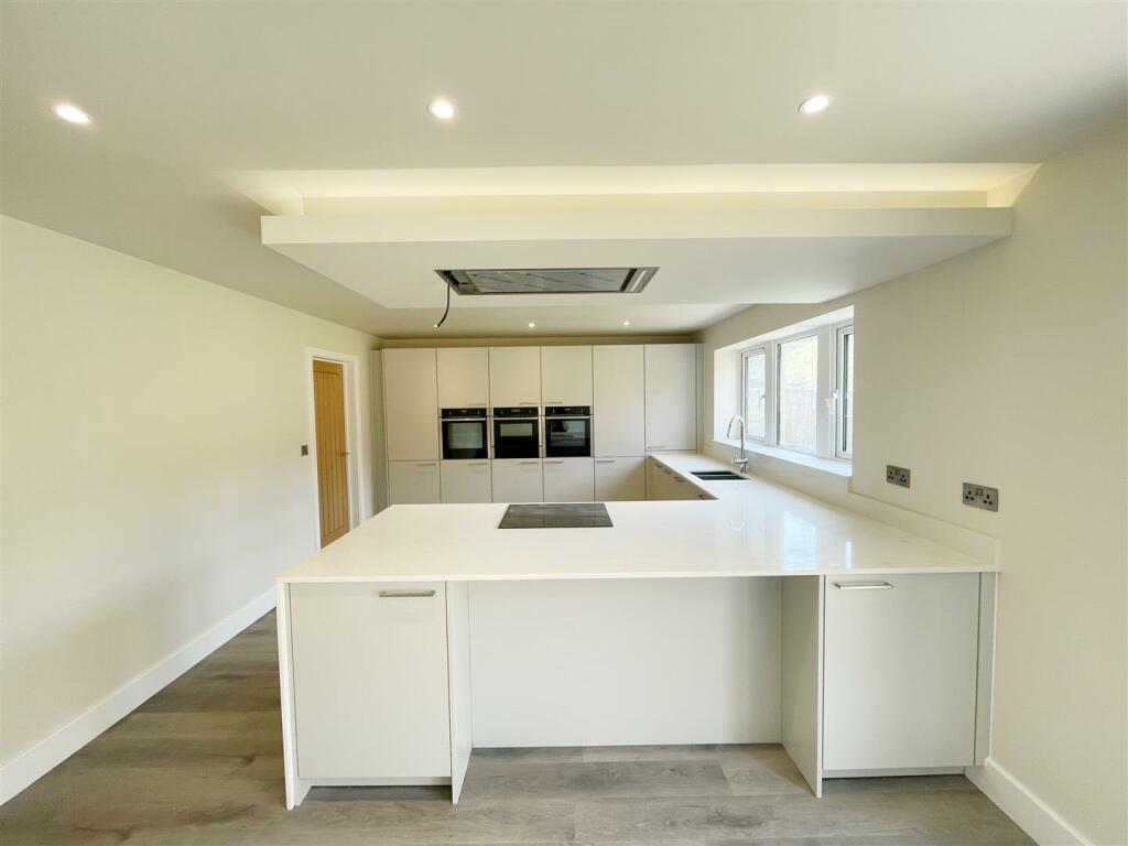 OPEN-PLANING DINING LIVING KITCHEN
