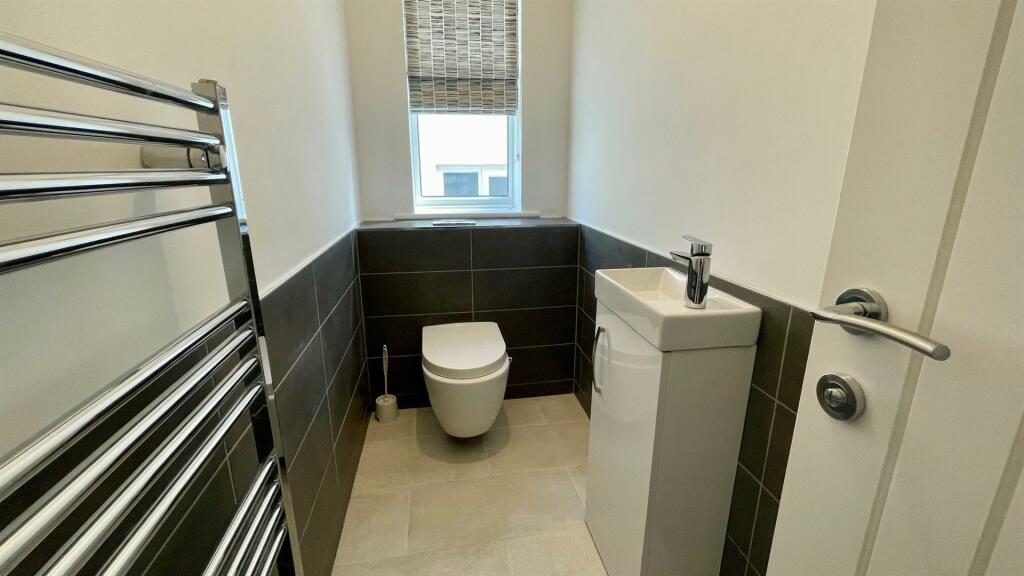 2-PIECE CLOAKROOM