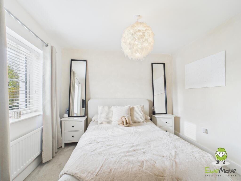 EweMove Estate Agents Basingstoke - Fishbourne Gar