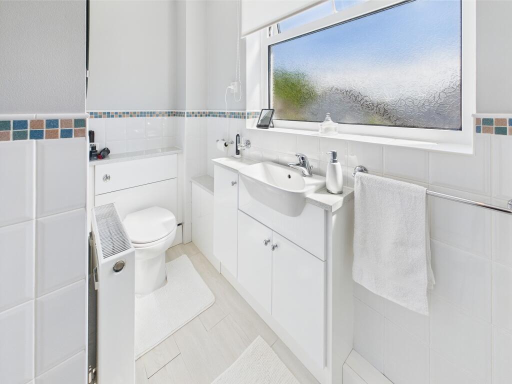En Suit Bathroom to Bedroom One