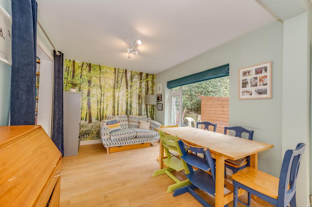 FABULOUS SITTING ROOM AND EXPENSIVE KITCHEN DINER