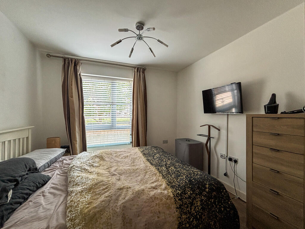 Master Bedroom (1...
