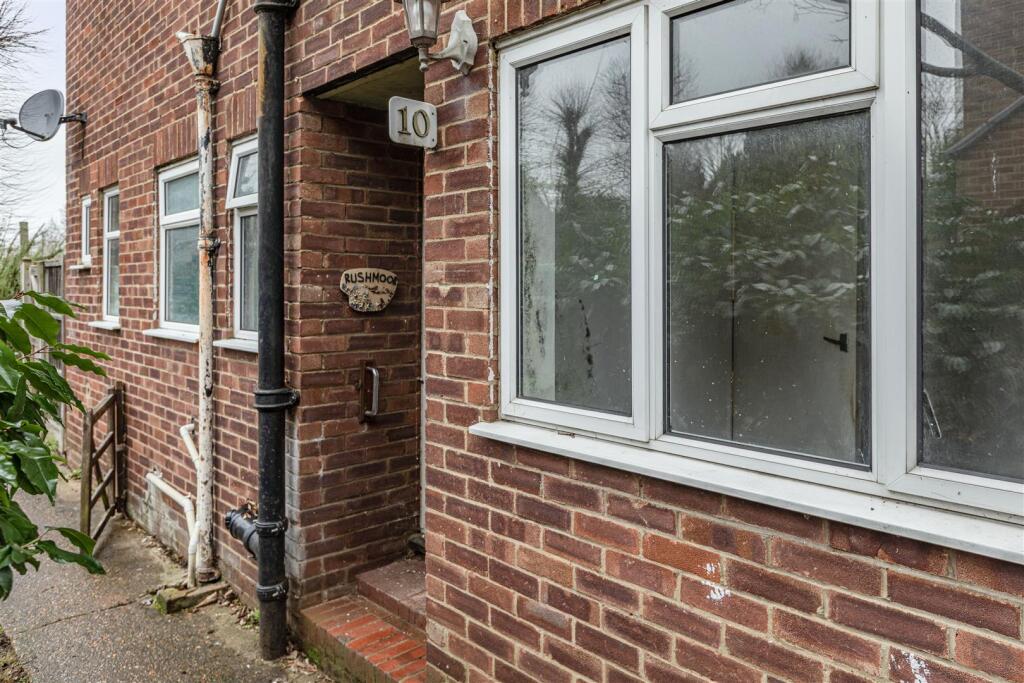 10 Royston Avenue, Byfleet, KT14 7PR - 16.jpg