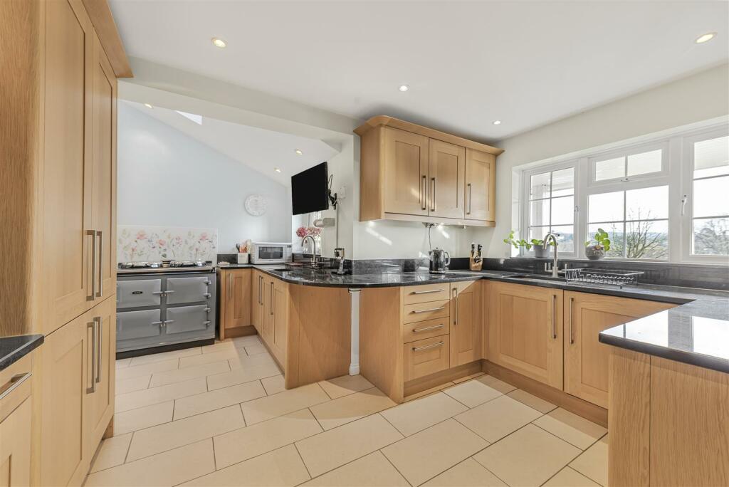 KITCHEN / BREAKFAST ROOM