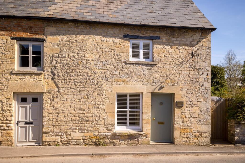 4 - Kates Cottage - GL54 3HE - Web.jpg