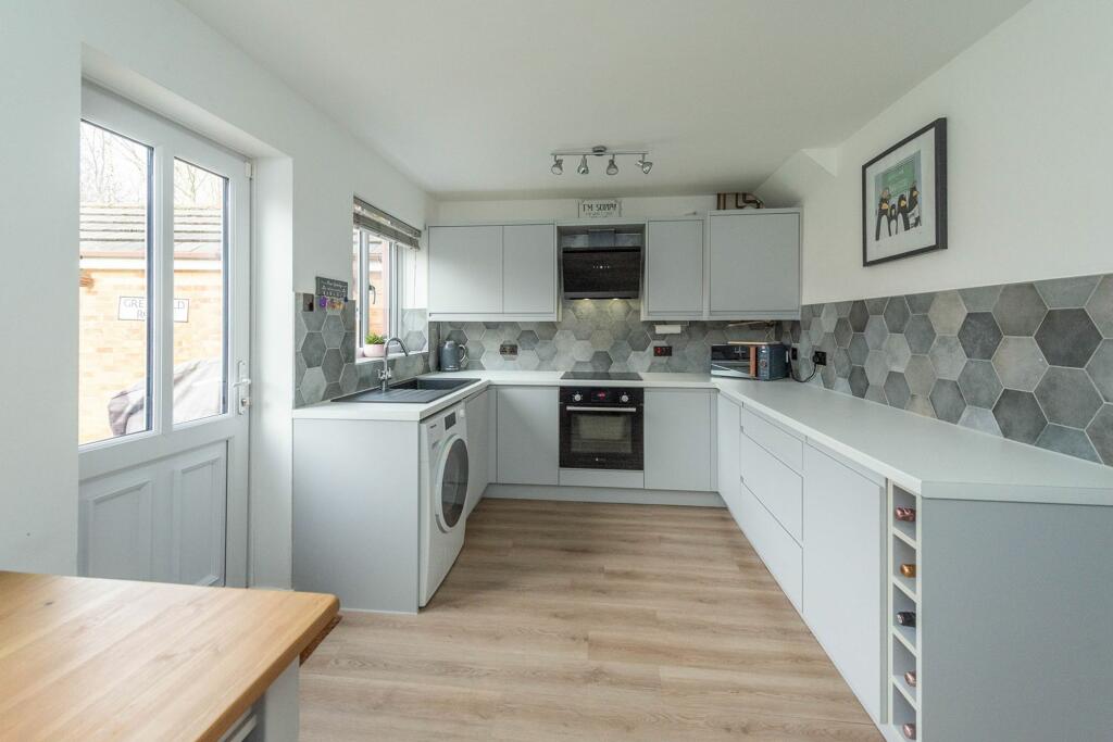 SITTING ROOM AND FITTED DINING KITCHEN