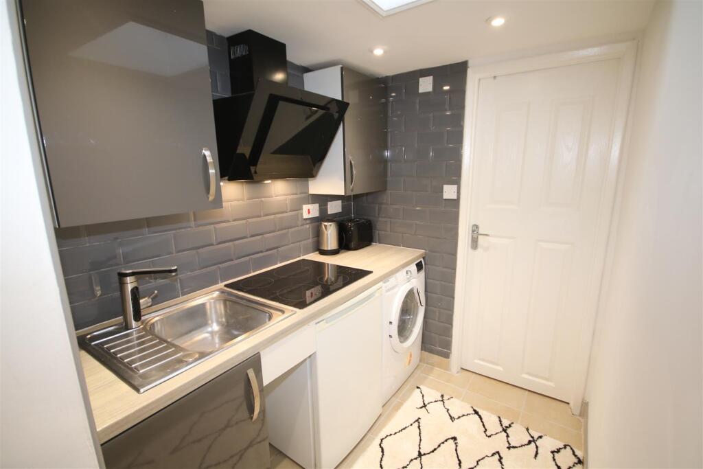 Kitchen b.JPG