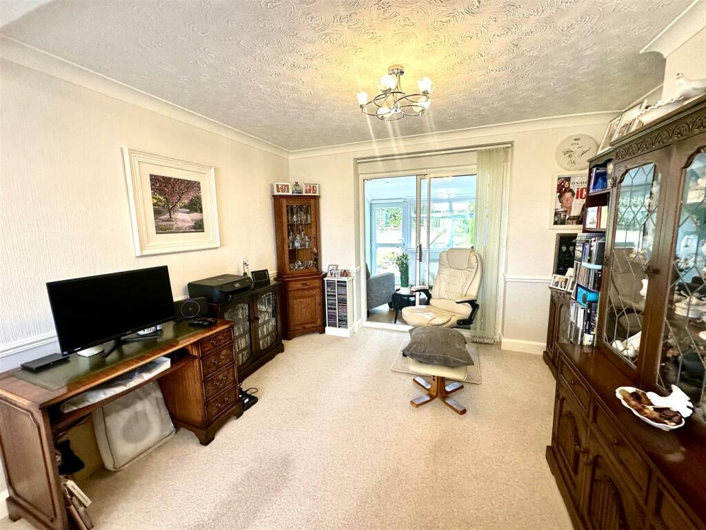 LIVING/DINING ROOM