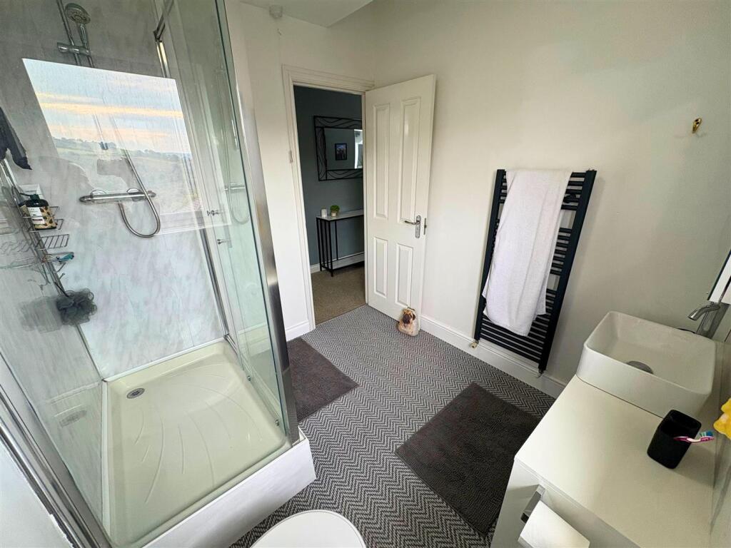 Ensuite 1c (edit).jpg
