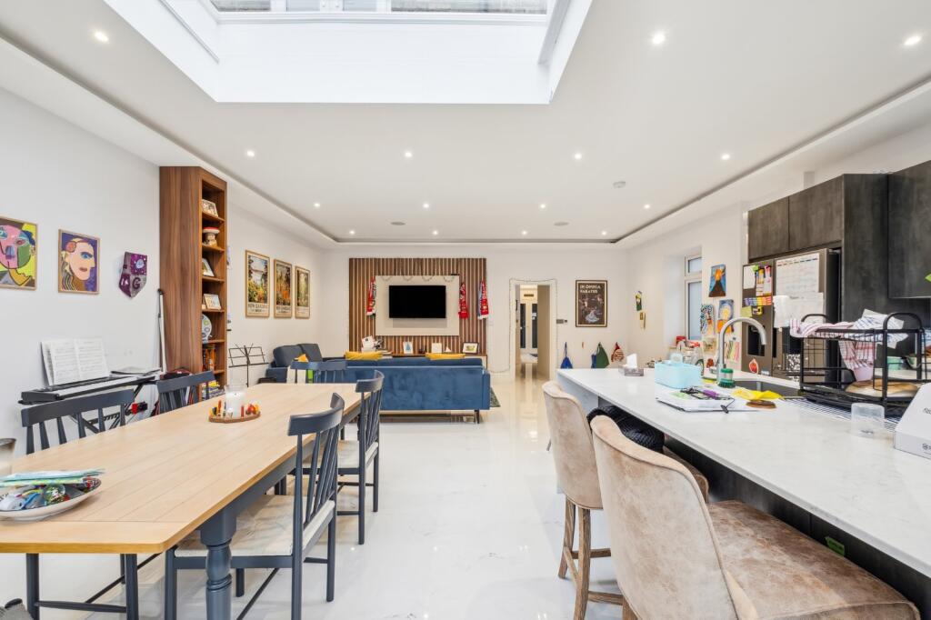 Kitchen / Dining Roo