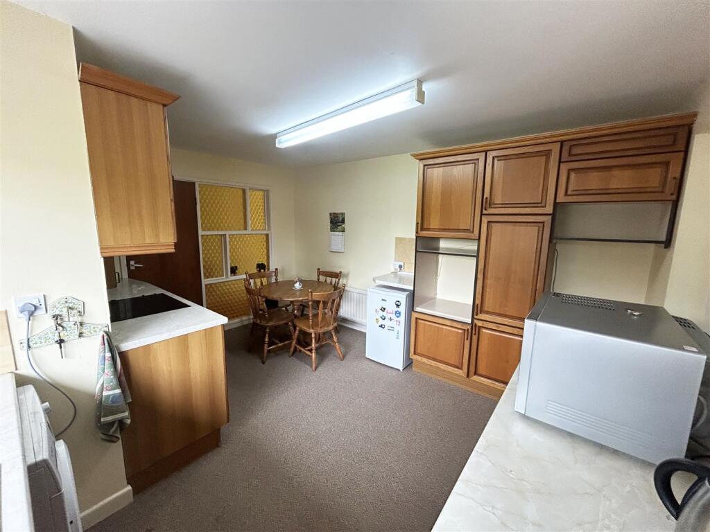 KITCHEN/ BREAKFAST ROOM