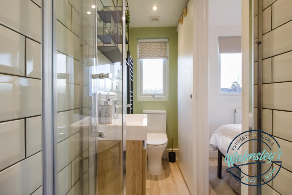 Ensuite to main bedroom in loft conversion
