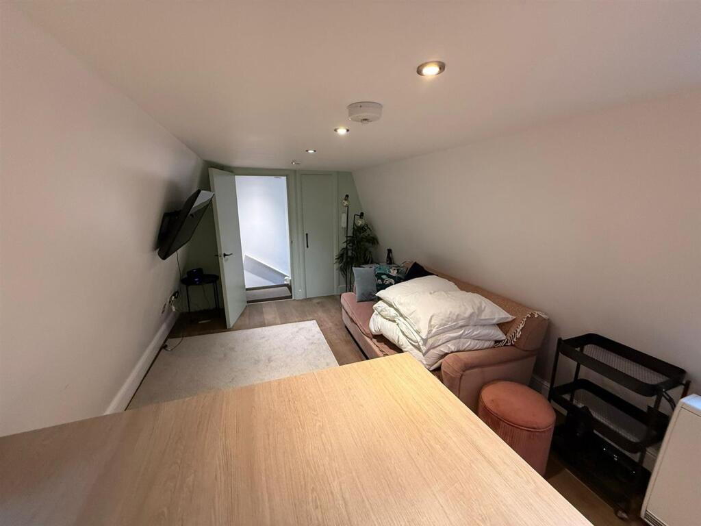 STUDIO ROOM