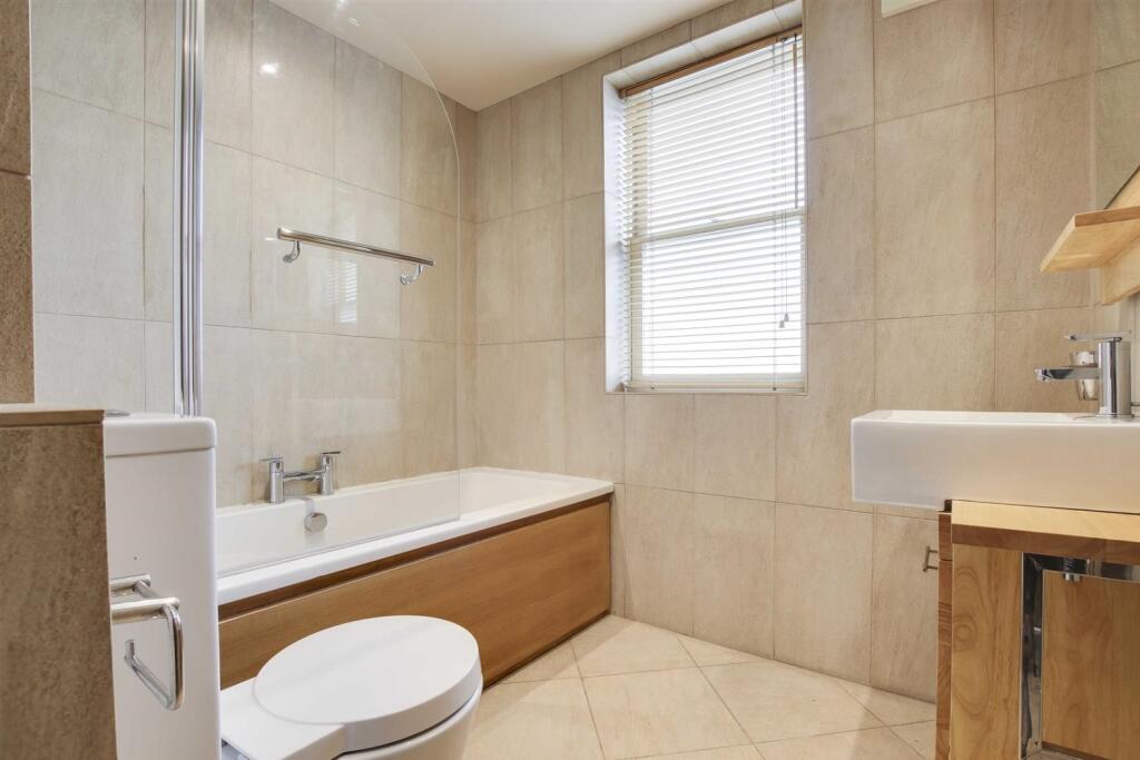 32 ENSUITE BATHROOM BED 1