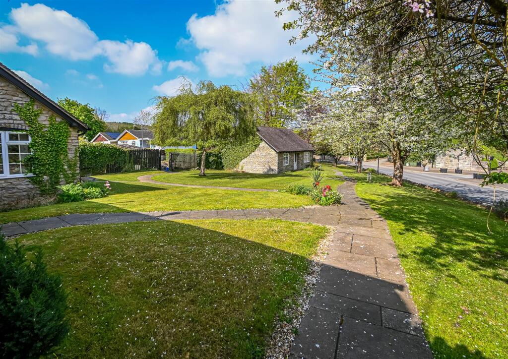 1 Manor House Close-27.jpg