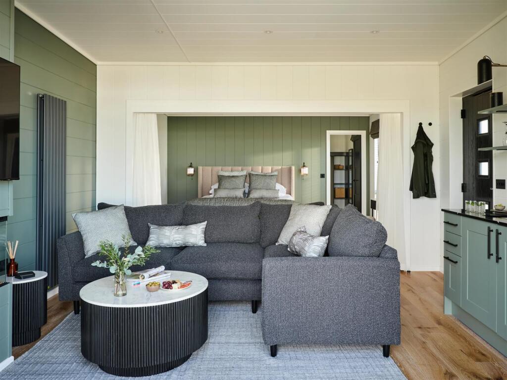 The Tideline Lodge - Living / Sleeping Space