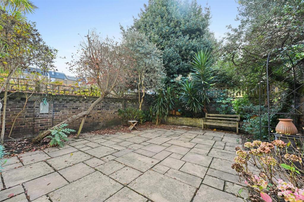 FB - Cromwell Grove - Garden3 (1).JPG
