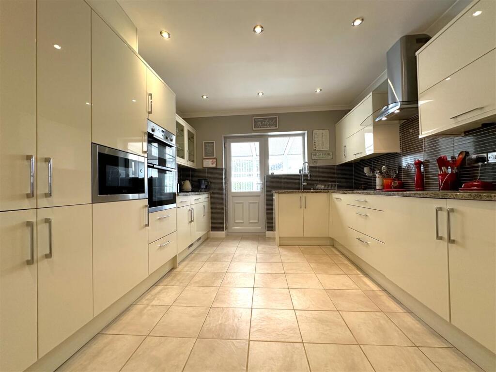 Stunning Modern Kitchen 851