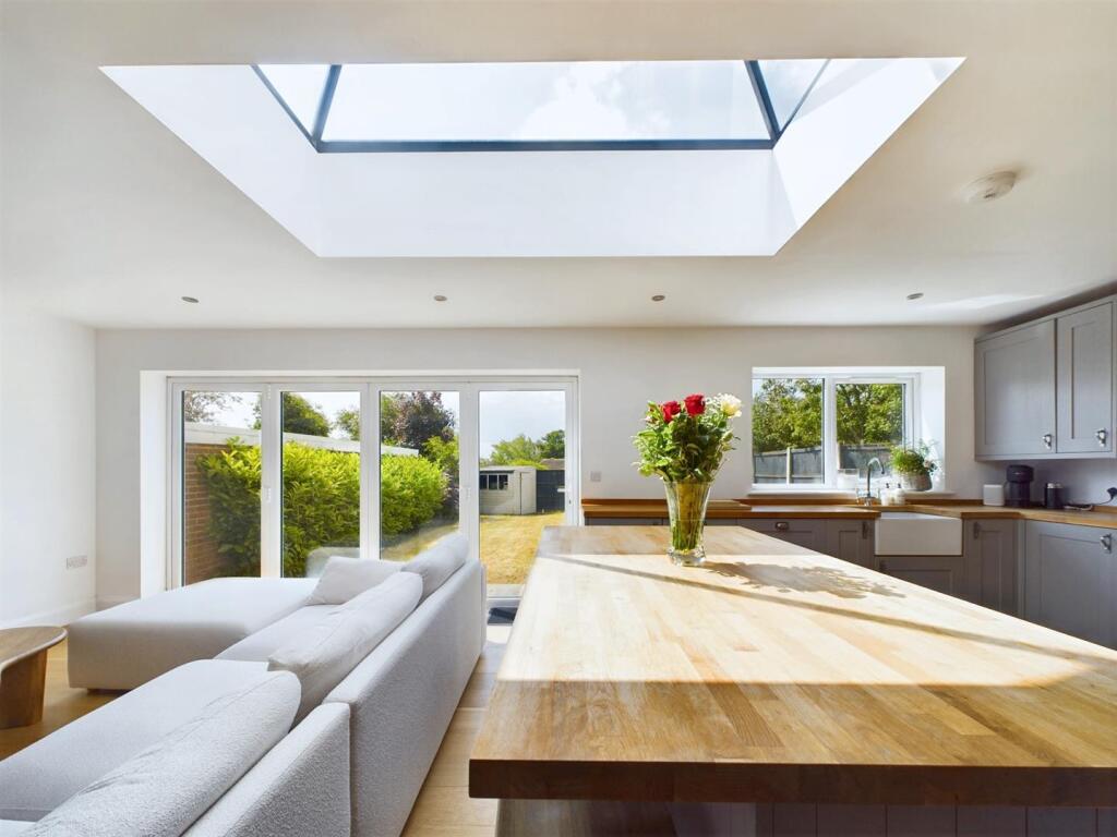 OPEN PLAN LIVING/ KITCHEN/ DINING AREA