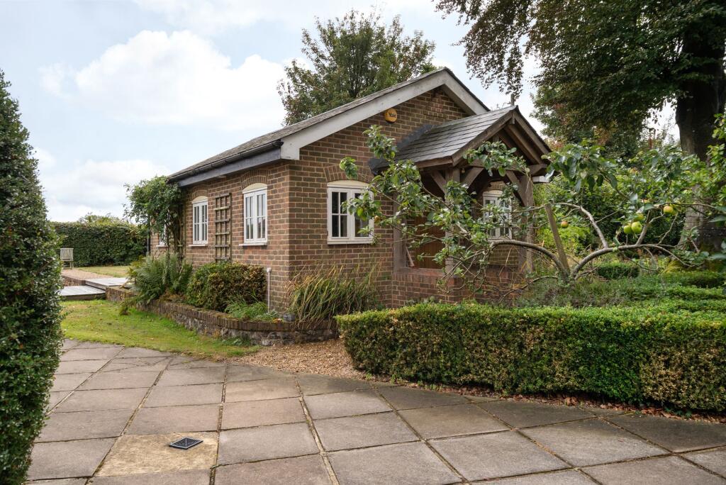 Detached Cottage/Gym/Entertaining Space