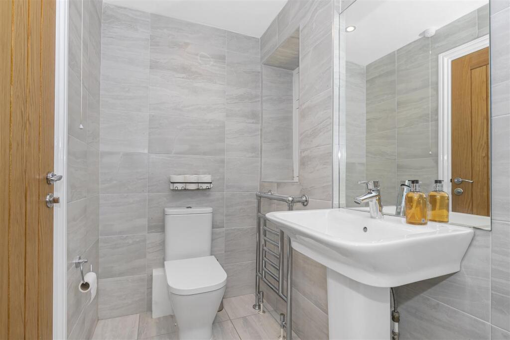 Ground Floor Shoer Room B.jpg