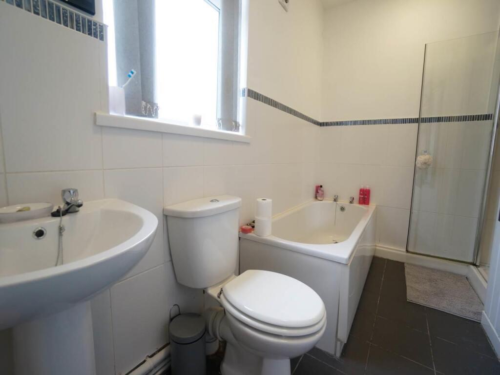 1GlynneRoad_Bathroom1.JPG