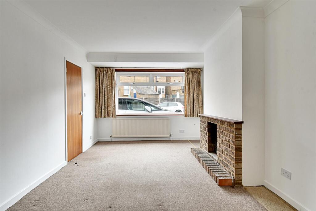 Lounge 1.jpg
