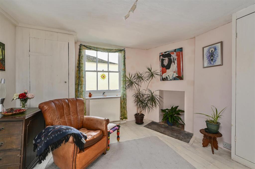 11 Hill Street TN34 (26).jpg