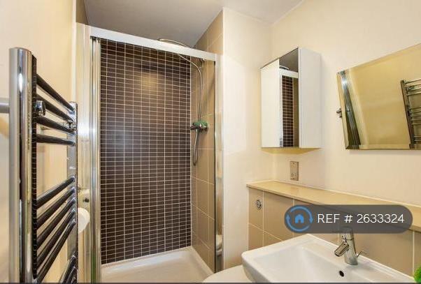Modern En-Suite Bathroom