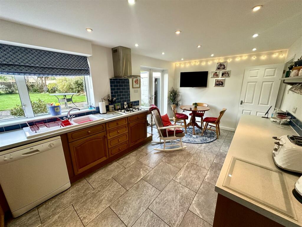 KITCHEN/BREAKFAST ROOM
