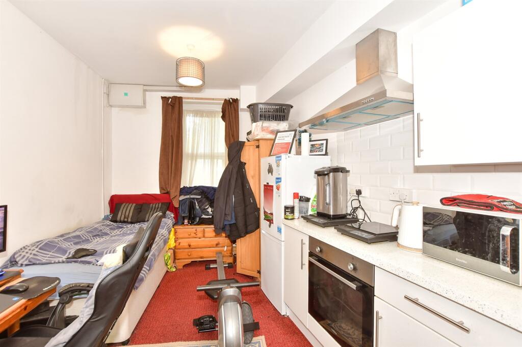 Lounge/ Bedroom/ Kitchen